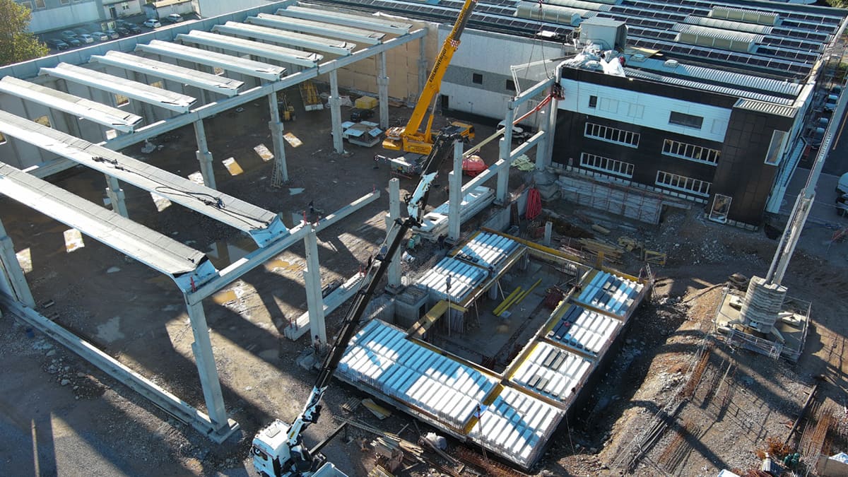 cantiere in costruzione con scheletro di fondamenta