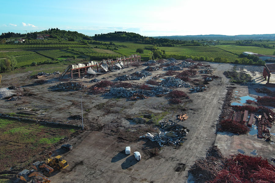 vista aerea del lotto completamente demolito e vista delle colline circostanti