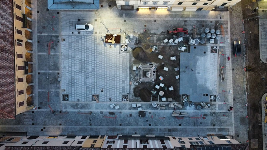 inquadratura aerea e dettaglio su piazza garibaldi e lavori in corso di sera