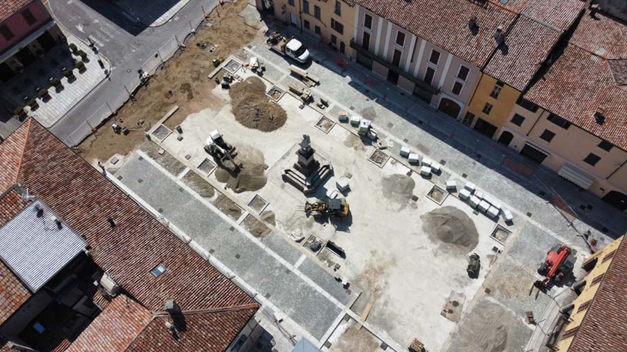 vista dall'alto di piazza garibaldi con vista della statua e dei lavori in corso