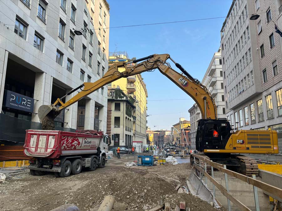 Ruspa che scarica terra in mezzo di trasporto De carli