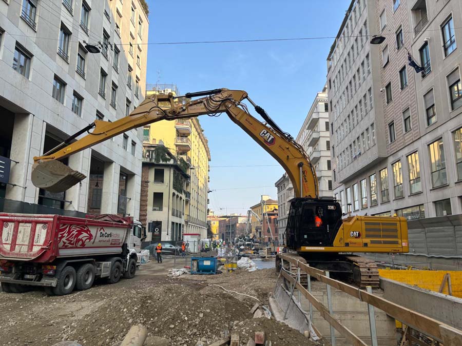 Ruspa che scarica terra in mezzo di trasporto De carli