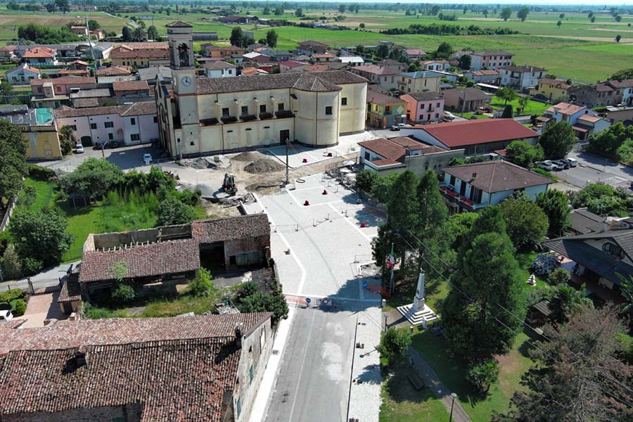 Vista panoramica della piazza con i lavori in corso e la chiesa in sfondo