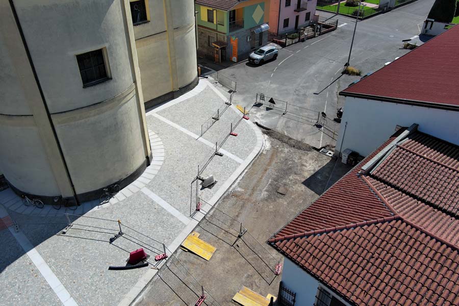 Il sagrato e il lato della chiesa