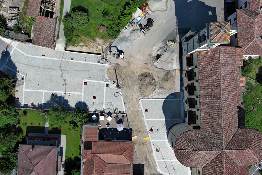 inquadratura aerea della piazza con i lavori in corso