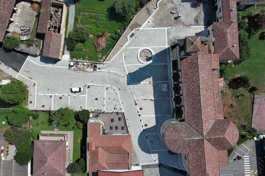 inquadratura aerea della piazza completata e ripulita